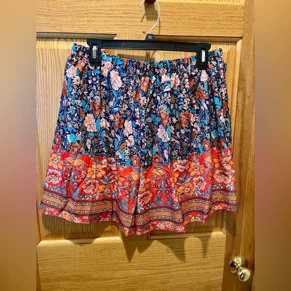 None Pants - NWOT Women’s Size Large Floral Bohemian Shorts in primarily Red/Orange and Blues